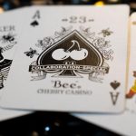 SOLOMAGIA Limited Bee X Cherry (Blue) Playing Cards - Imagen 4
