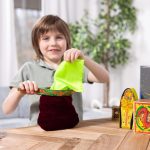 Melissa & Doug Deluxe Magic Set, Kids Magic Game, Magic Step by Step Instruction Set, Easy Magic, 8+, Gift for Girls and Boys - Imagen 4