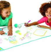 Crayola Mini Kids – Maxi Mat Colouring and Erasing, Reusable Maxi Surface for Drawing and Colouring, Italian Version, 04-0034