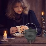 Black Cauldron - Halloween Witch Pot with Lid and Handle | Witch Cauldron Bucket for Trick or Treat Party Supplies, Halloween Decorations or Incense Burning - Imagen 3