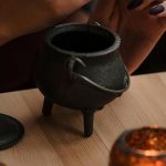 Caldero de Brujas | Caldero de Hierro Fundido con Tapa y Asa - Cubo de caldero de Bruja para Suministros de Fiesta de Truco o Trato, Decoraciones de Halloween o Quema de Incienso - Imagen 8
