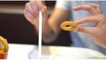 SOLOMAGIA Linking Onion Rings (Gimmicks and Online Instructions) by Julio Montoro Productions - Imagen 4
