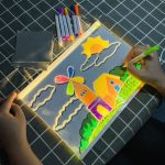 DIY LED Acrylic Drawing Board Kit for Kids, Lighted Writing Pad and Art with 7 Colored Pens and Stand, Creative Educational Light for Family Activities (30x20 - Imagen 3