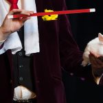 Varita Mágica de Plástico Roja Profesional para Hechizos Accesorio de Mago y Bruja para Disfraces Infantiles y Actuaciones Escenario - Imagen 9