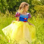 Disney Store Official Snow White Kids Costume, Blue and Yellow Princess Dress with Red Cape, for Fancy Dress Parties, Games and Halloween, 7-8 Years - Imagen 2