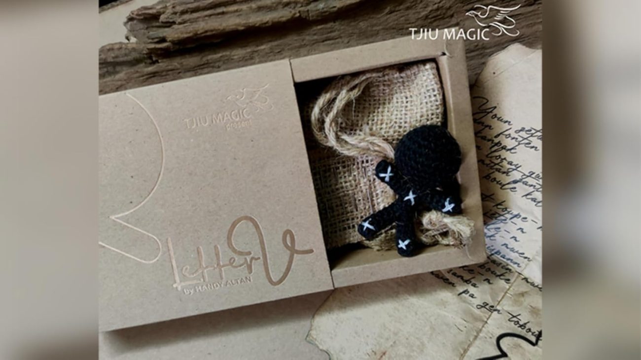 Murphy's Magic Supplies, Inc. Handy Altan Letter V -TRICK